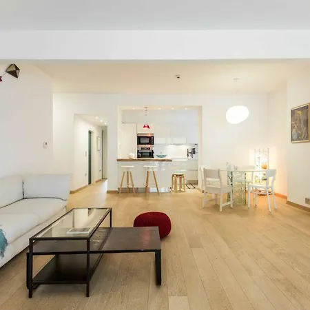 Stylish 3-bedroom & Terrace Apartament