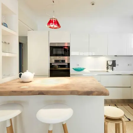 アパート Stylish 3-bedroom & Terrace テッサロニキ